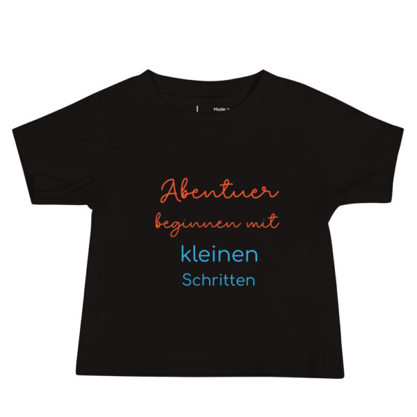 Kurzärmeliges Baby-Jersey-T-Shirt “Abenteuer beginnen mit kleinen Schritten”