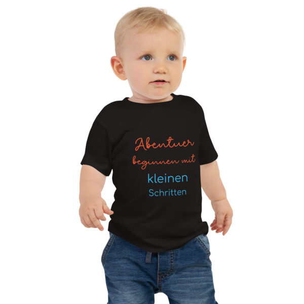 Kurzärmeliges Baby-Jersey-T-Shirt “Abenteuer beginnen mit kleinen Schritten”